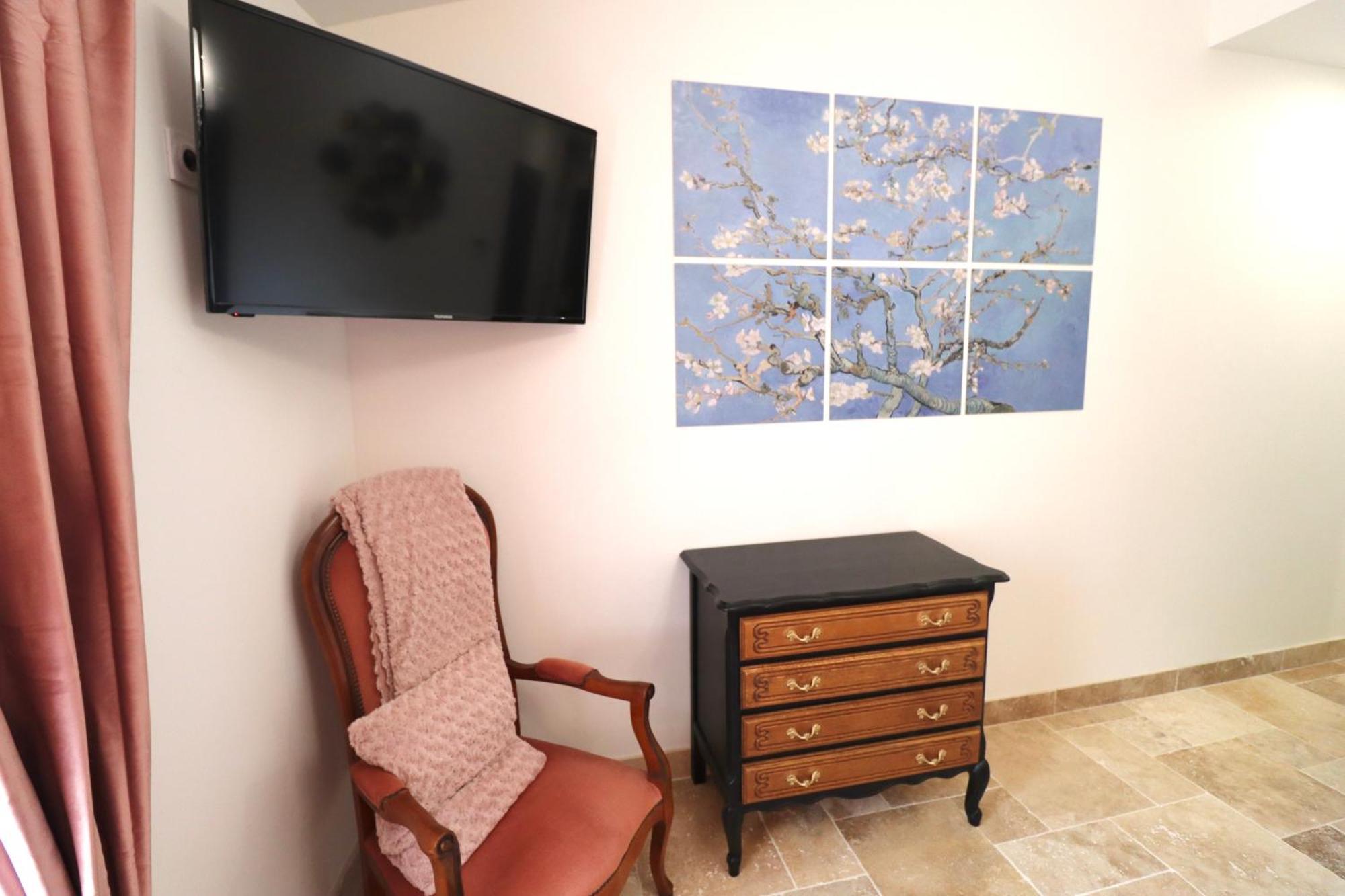 Chambres D'Hotes Avec Jacuzzi Et Piscine Au Mas De Cadoule Saint-Just  Chambre photo
